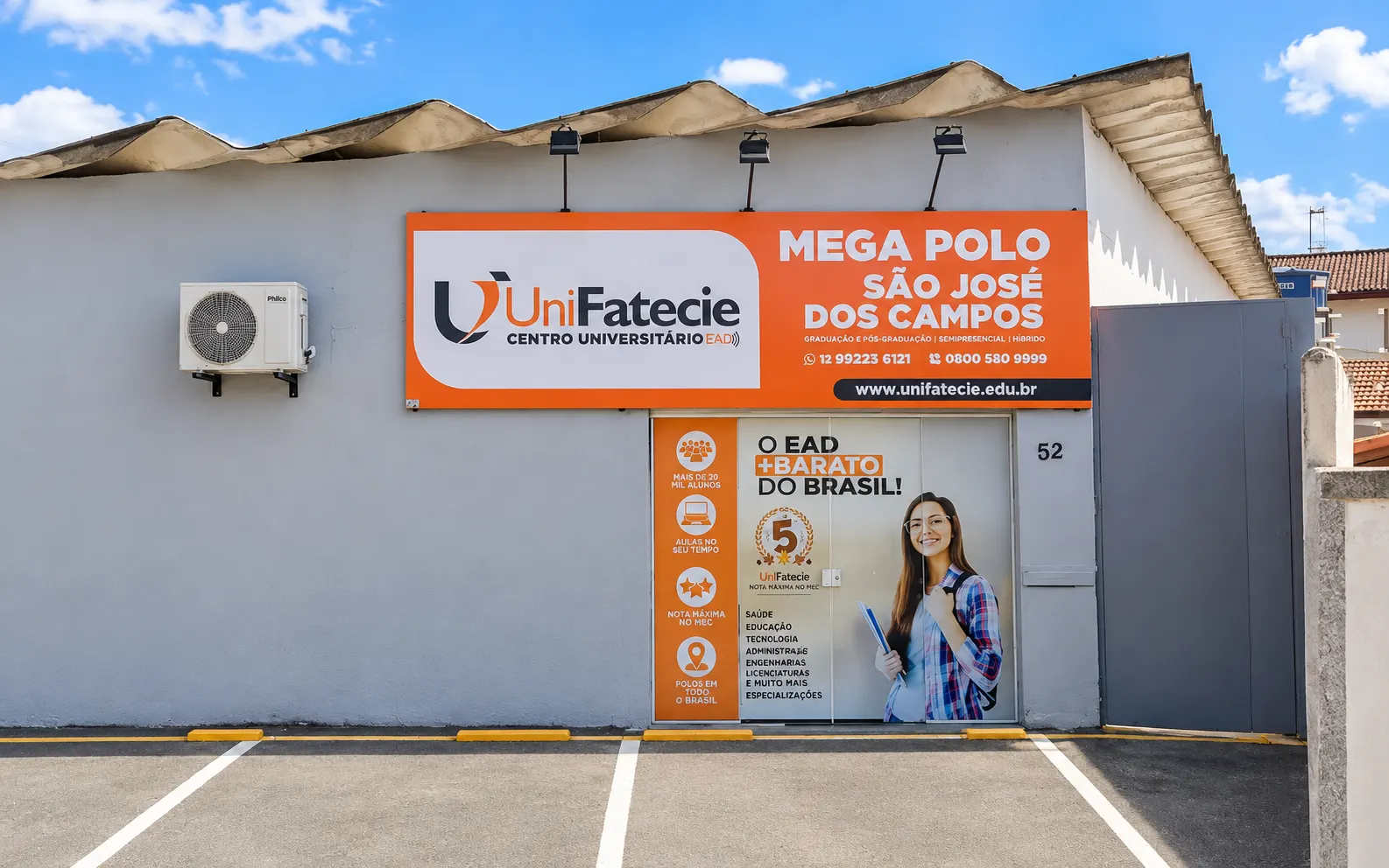 Fachada da unidade de São José dos Campos: prédio cinza com placa laranja da UniFatecie "Mega Polo São José dos Campos", porta adesivada e estacionamento em frente